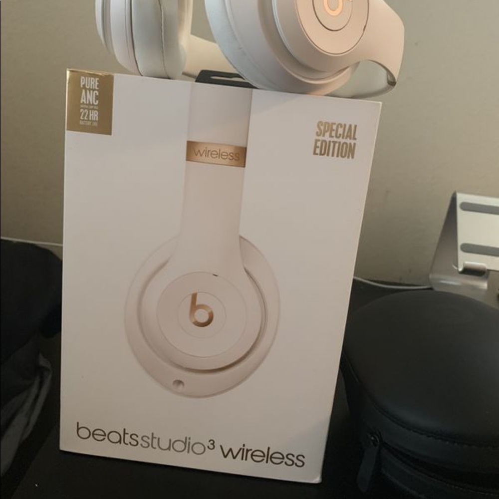 Beats rose gold wireless studio 3 headphones